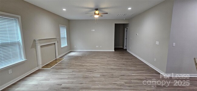 Building Photo - 1038 Albany Park Dr