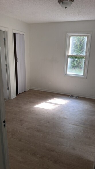 Building Photo - 302 Lakeview Heights