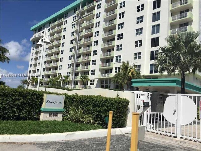 Building Photo - 10350 W Bay Harbor Dr
