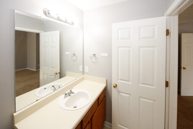 Building Photo - 5689 Strathmoor Manor Cir