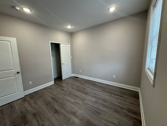 Building Photo - 1530 N Sydenham St