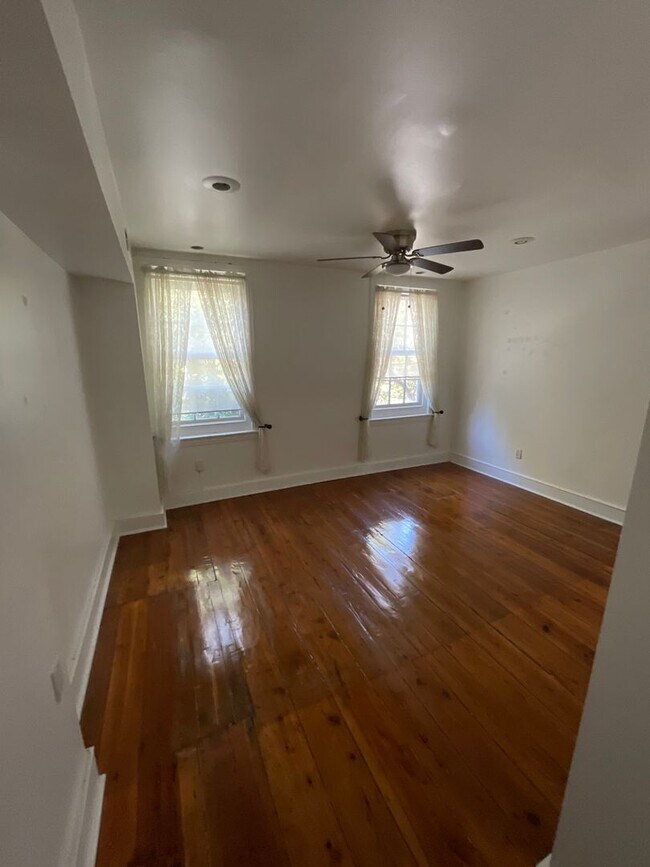 Building Photo - 624 Catharine Street