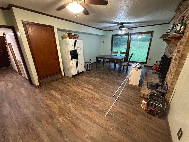 Building Photo - 6 BR 3 BA House in Colonial Hill Community