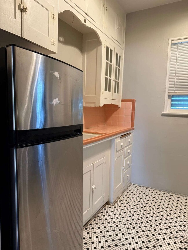 Building Photo - One Bed/One Bath with Historic Charm