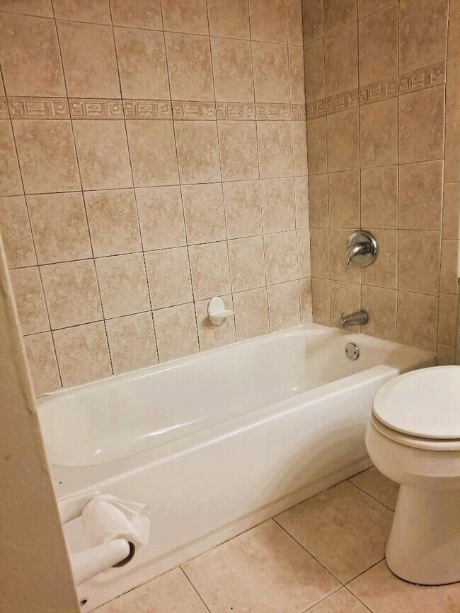 Building Photo - 105 Lake Emerald Dr