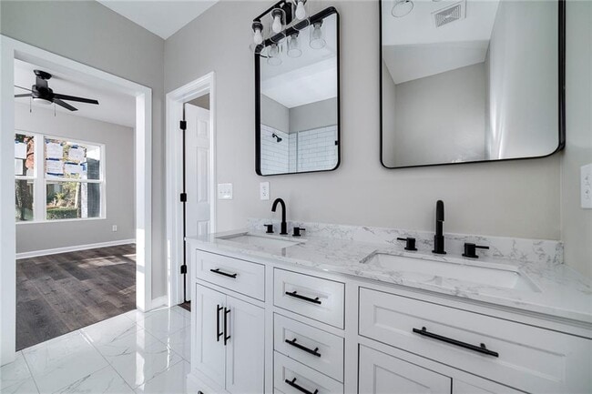 Building Photo - 944 Woodland Ave SE