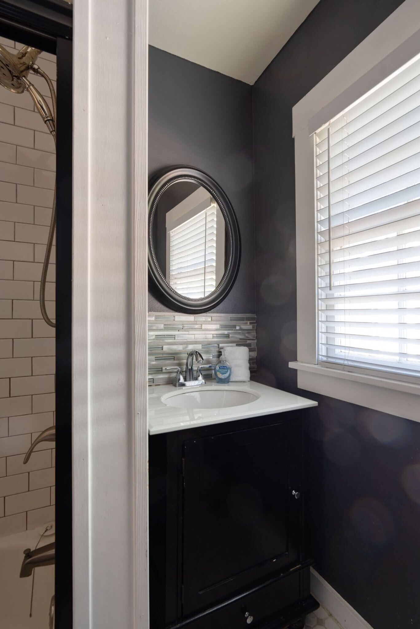 Building Photo - 3565 NE Broadway