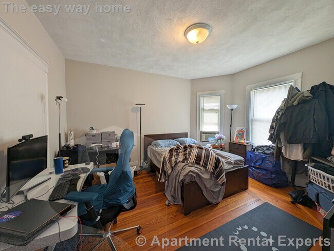 Building Photo - 35 Pearson Rd