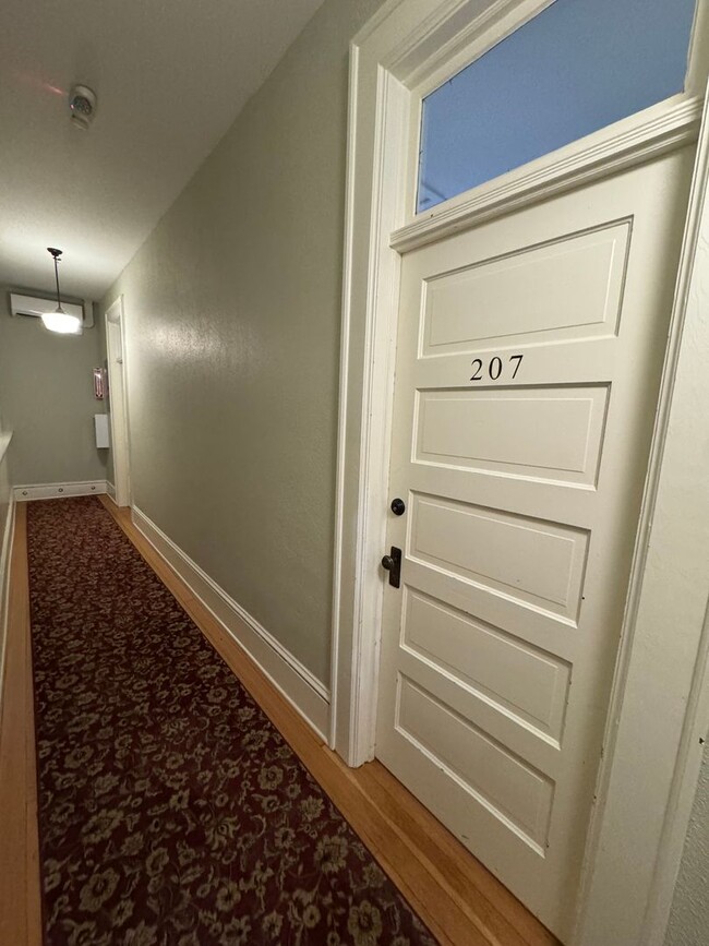 Building Photo - Beautiful 1 bed/1 bath apartment with tons...