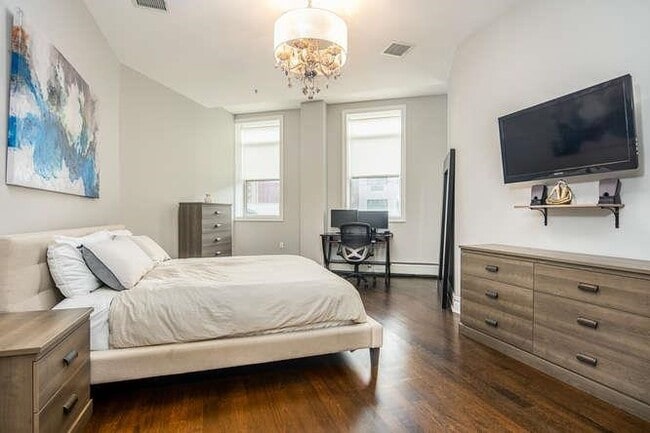 Building Photo - 564 Gregory Ave