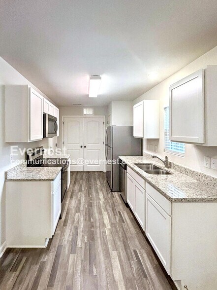 Building Photo - 1600 Sandersted Village Cir