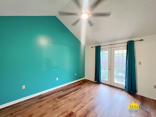 Building Photo - Centrally located and renovated Fort Walto...