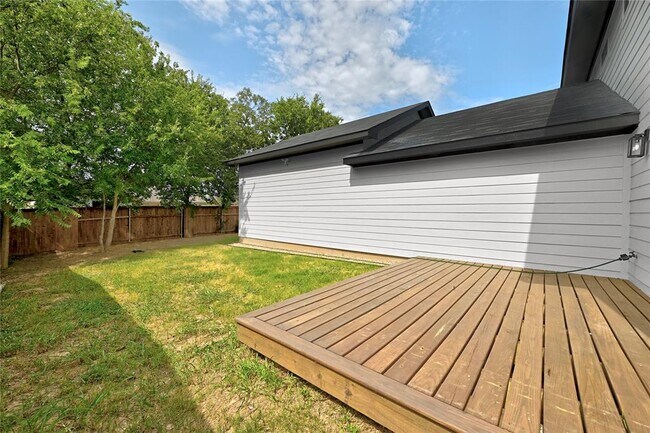 Building Photo - 815 Buckingham Pl