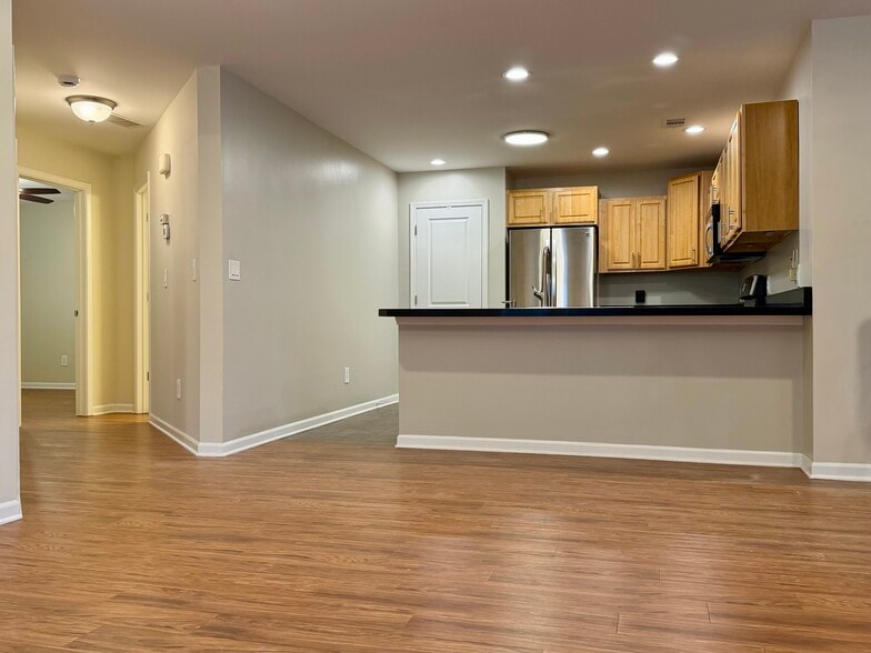 Building Photo - 10557 Maine Dr