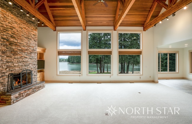 Building Photo - Gorgeous, Gated and Lake Front in Oregon City