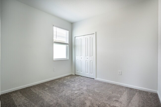Building Photo - 824 Daring Dr