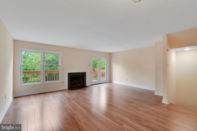 living room - 430 Churchill Ct