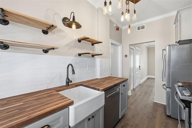 Building Photo - 2117 W Dekle Ave