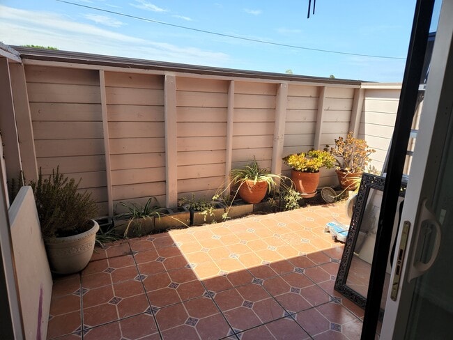 Building Photo - 9229 Village Glen Dr