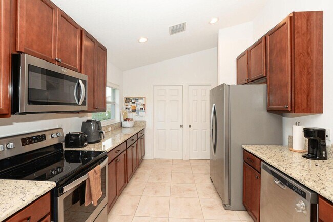 Building Photo - 9756 Palm Breezes Dr