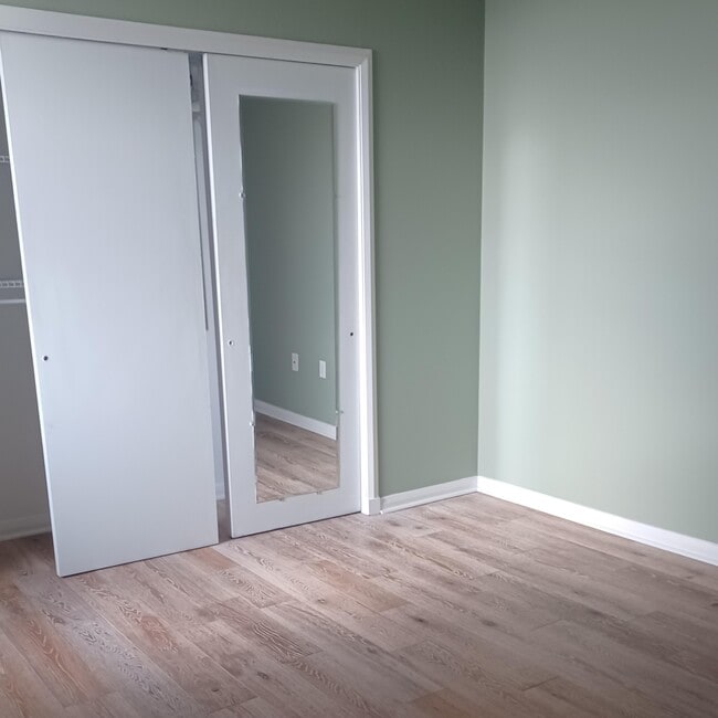 Building Photo - 15 S Golfview Rd