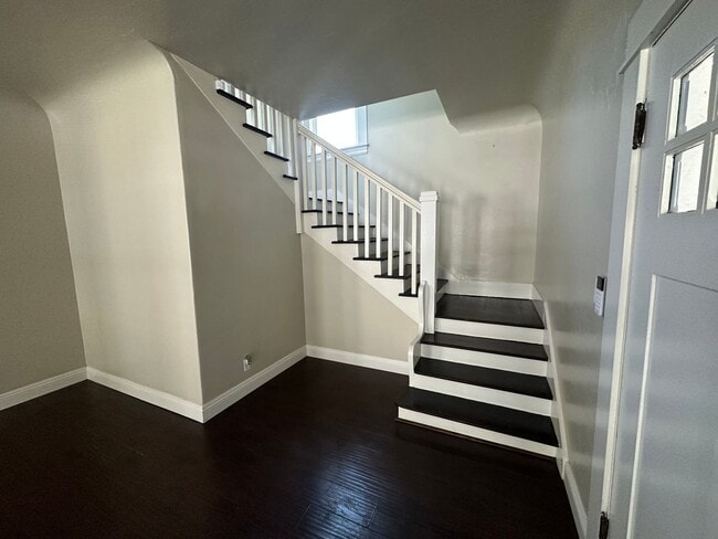 Building Photo - Beautifully Renovated 5 Bedroom Midtown Home