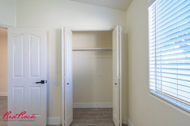 Building Photo - Small Dog Friendly! 3 Bedroom Single-Level...