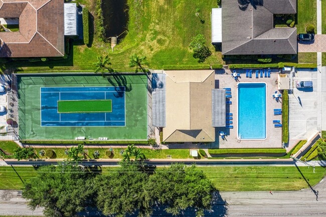 Building Photo - 10990 Greentrail Dr S