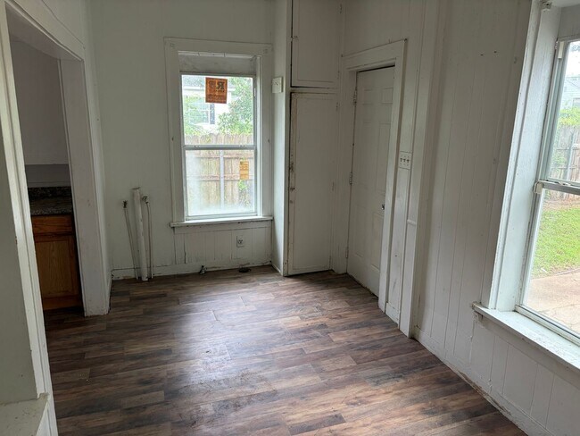 Building Photo - 132 E Jordan St