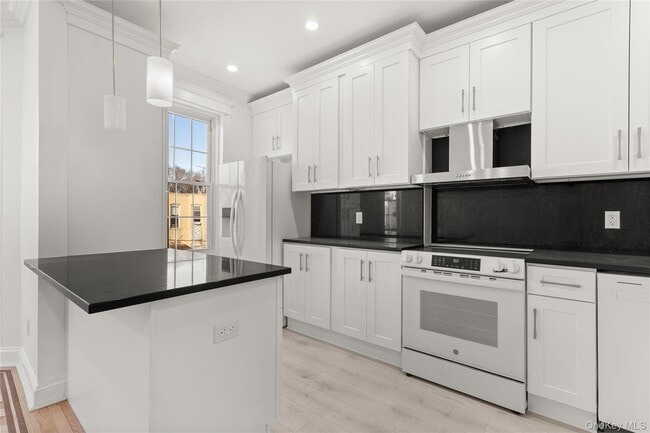 Building Photo - 61-33 Palmetto St