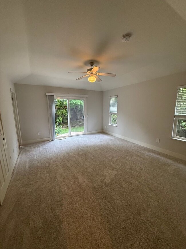 Building Photo - Large Single Level 4 Bedroom 2 Bathroom Home located in Northeast Rohnert Park