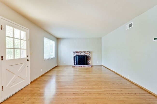 Building Photo - Charming 3-bedroom, 2-bathroom ranch-style...