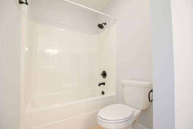 Building Photo - Pet Friendly Three Bedroom!