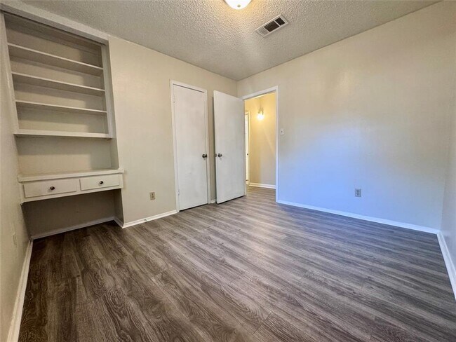 Building Photo - 6909 Cooper Ln