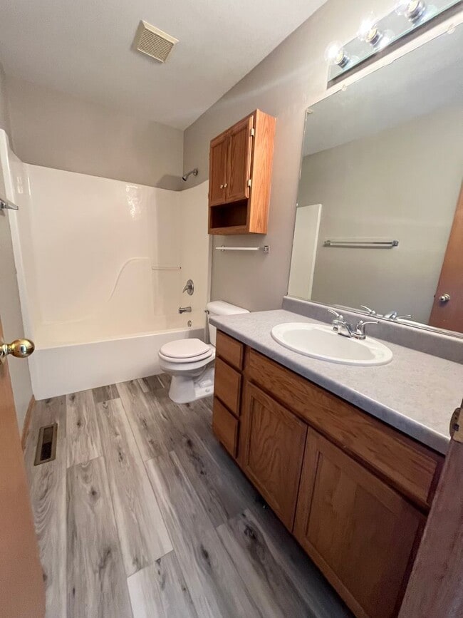 Building Photo - 5 Bed/2 Bath West Side Home!