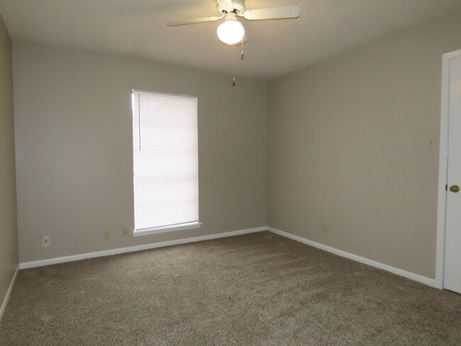 Building Photo - South Tyler! 3 Bedroom, 2 Bath Duplex w/Garage