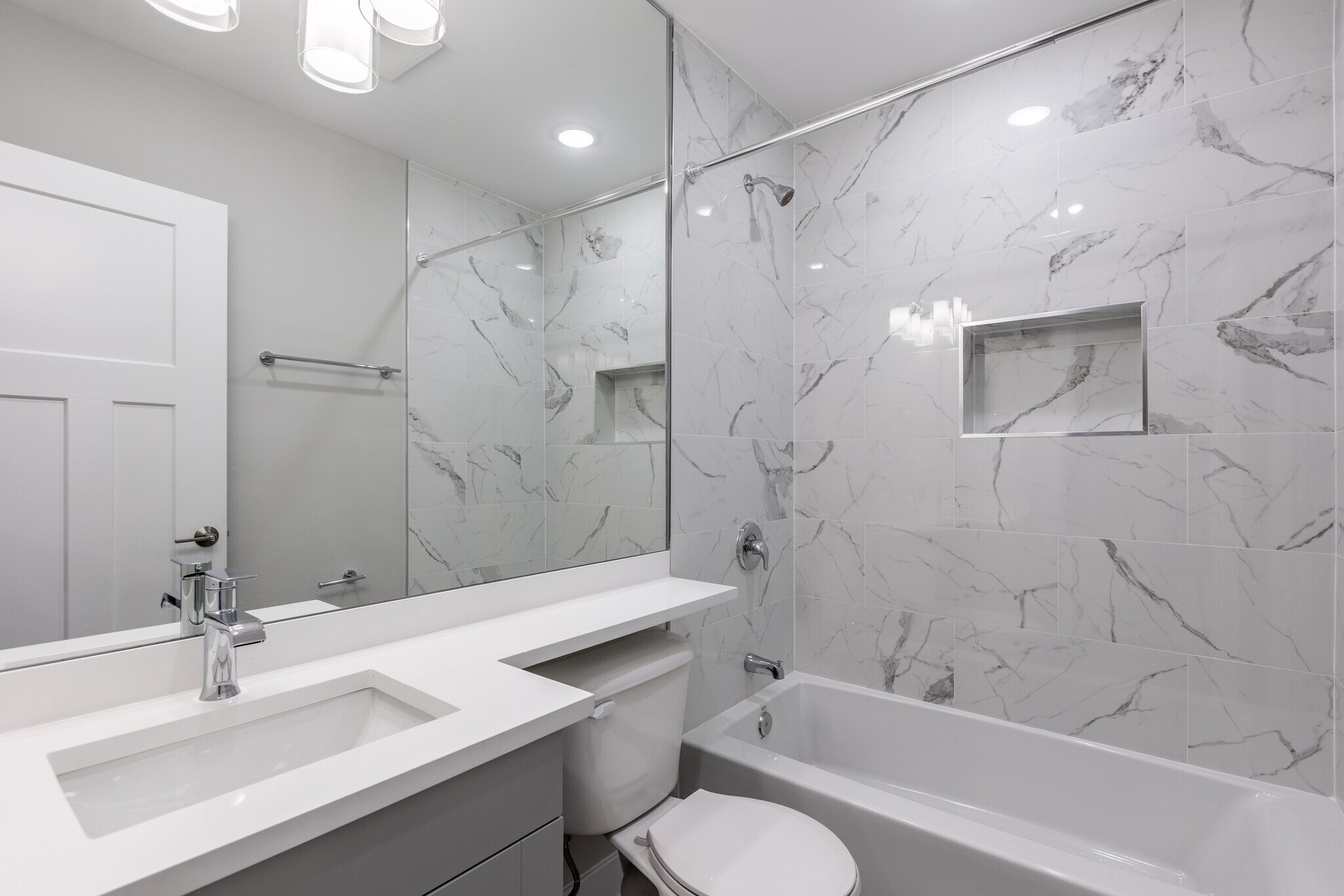 Building Photo - 437 W Belden Ave