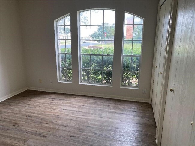 Building Photo - 4000 Barlow Dr