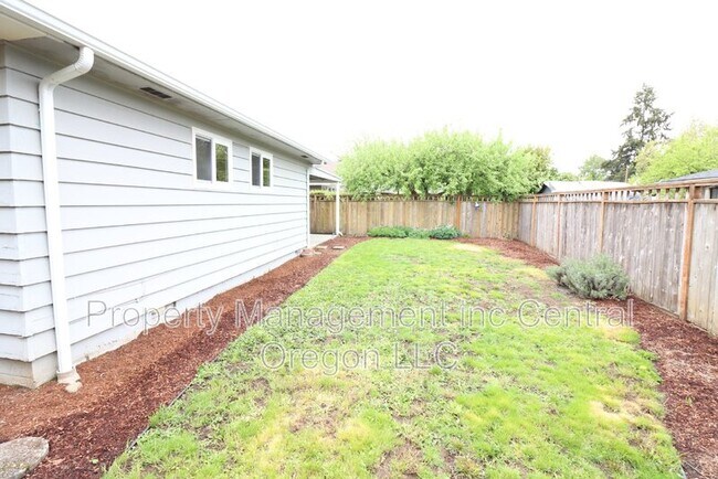 Building Photo - 1670 Yew St SE