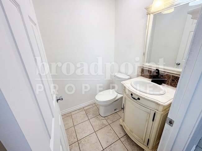 Building Photo - 581 Glenheather Dr