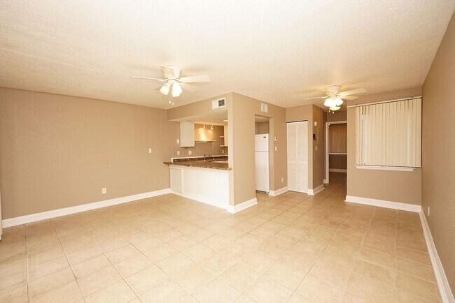 Building Photo - 308 E Miracle Strip Pkwy