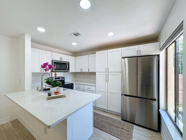 Building Photo - 2577 S Park Ave