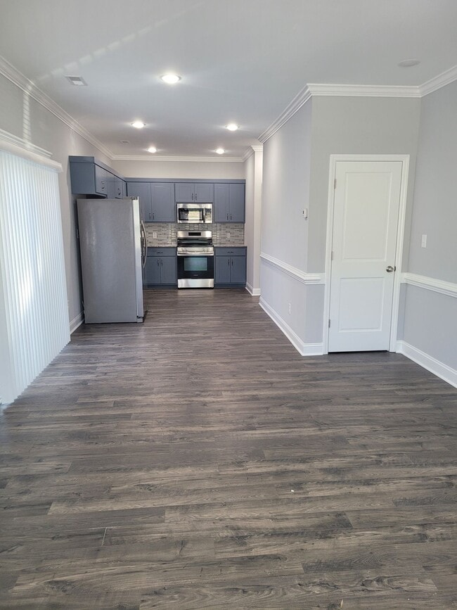 Building Photo - 2 Bedroom, 2.5 Bath Modern Duplex - Walkin...