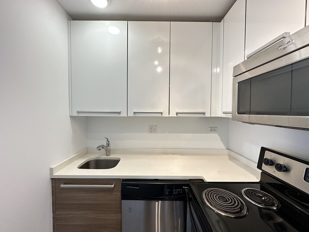 Building Photo - 925 W Carmen Ave