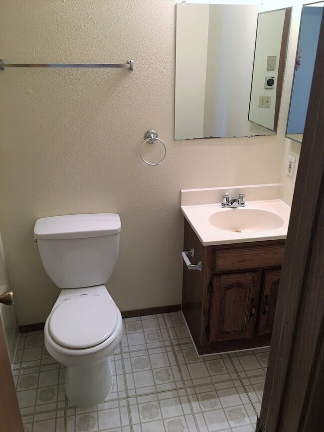 Building Photo - DUPLEX IN POST FALLS (APP#4)