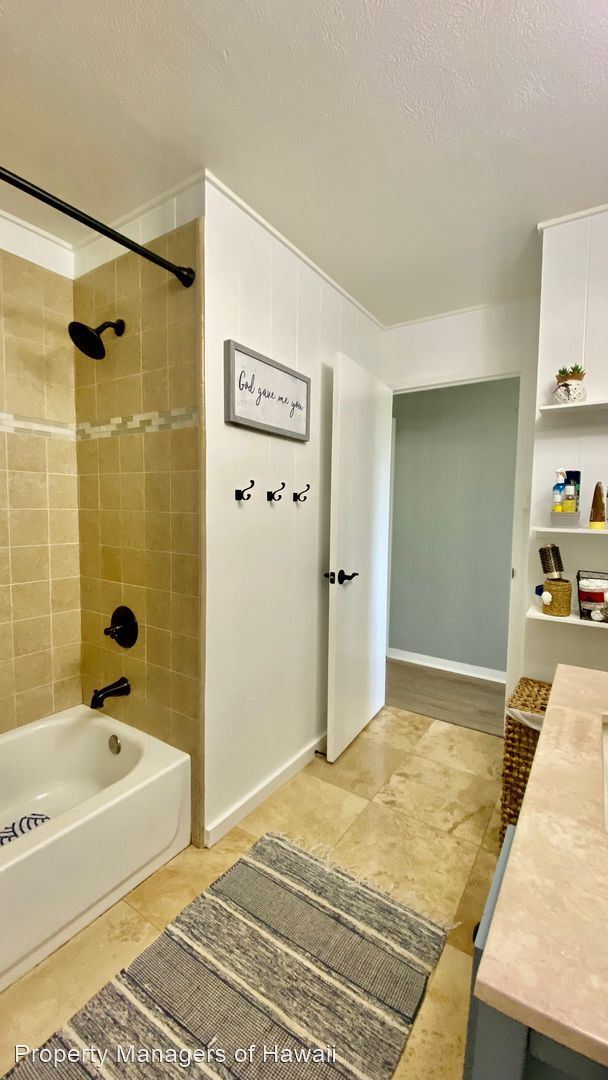 Building Photo - 3 br, 1.5 bath House - 1034 Palolo Place