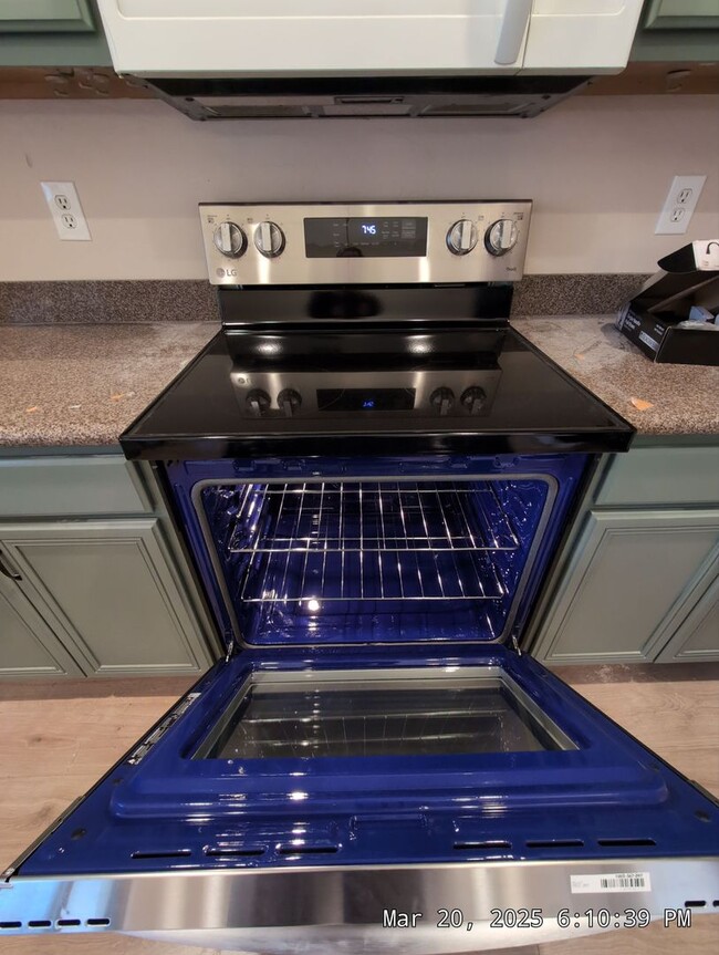 Building Photo - SPACIOUS and beautifully remodeled home! E...