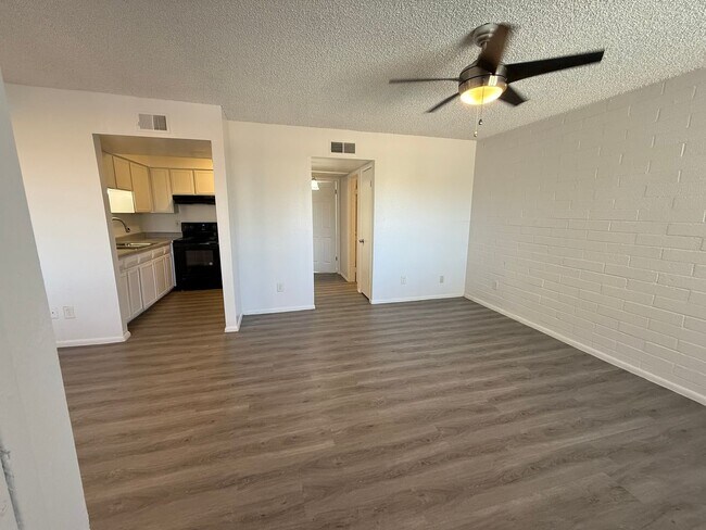 Building Photo - MOVE IN SPECIAL
