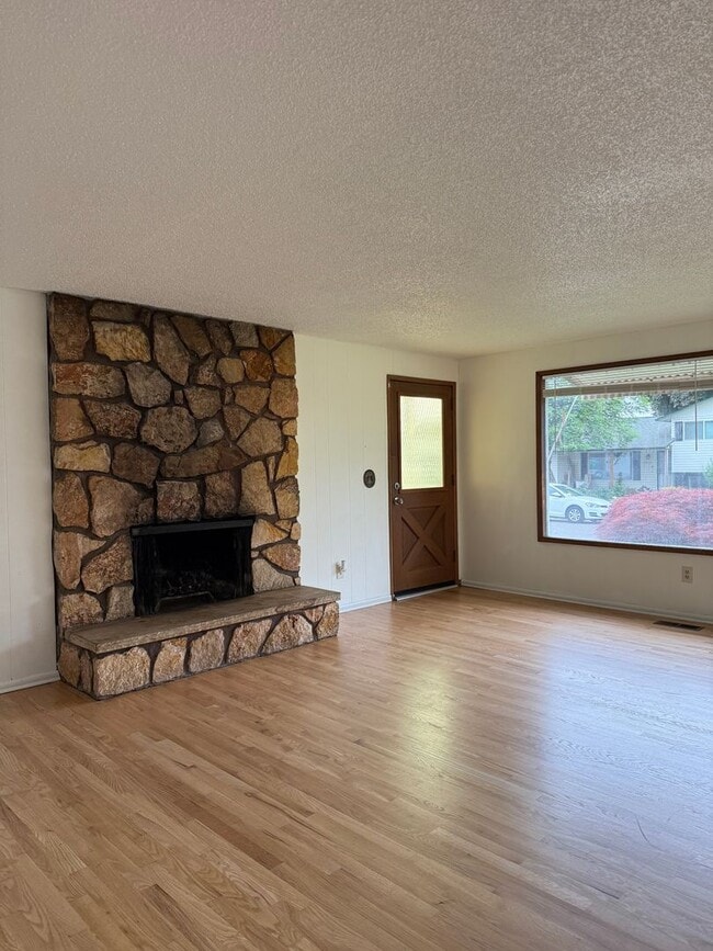 Building Photo - Great location in Milwaukie, OR! 3 bedroom 1 bath home with a large yard!