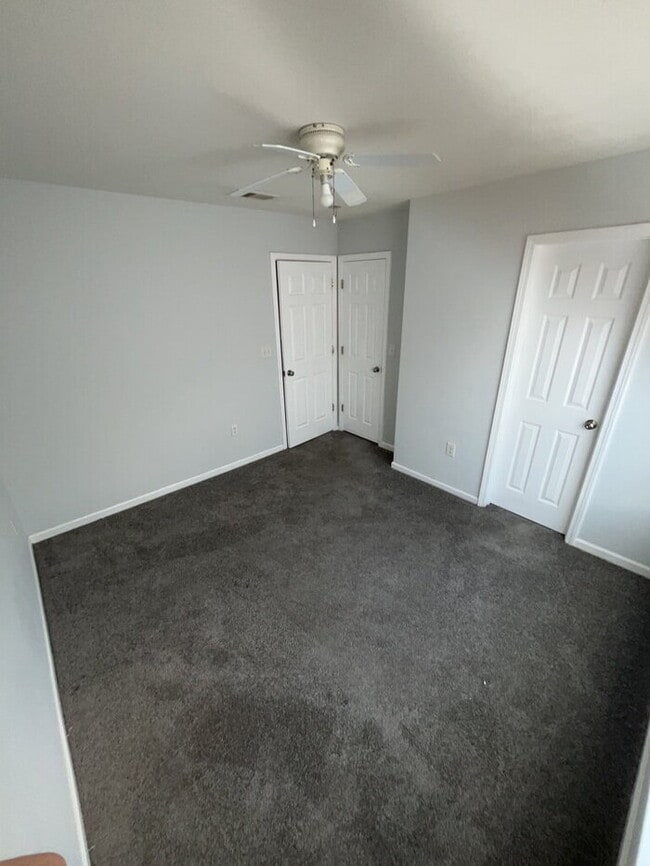 Building Photo - "Charming 1-Bedroom Townhouse Retreat on Campus Drive!"
